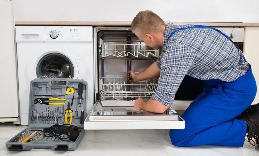 Erenler Termodinamik servisi teknisyen ekibi beyaz eşya tamiri yaparken